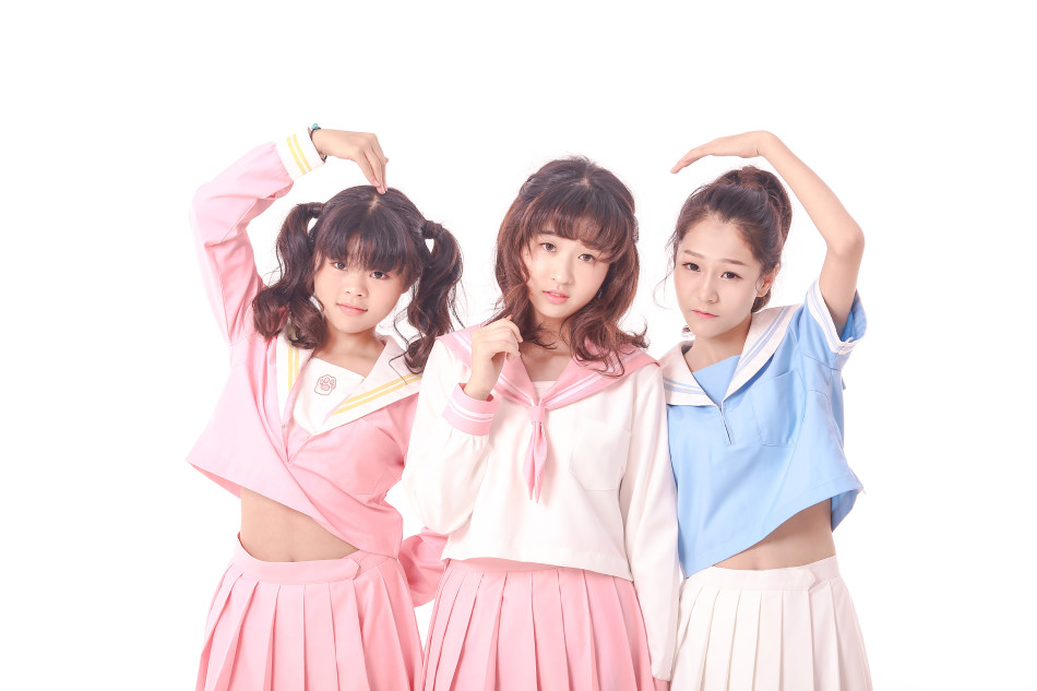 2 / 6 新浪娱乐讯 sunshine组合新写真曝光,成员均以一身校服现身