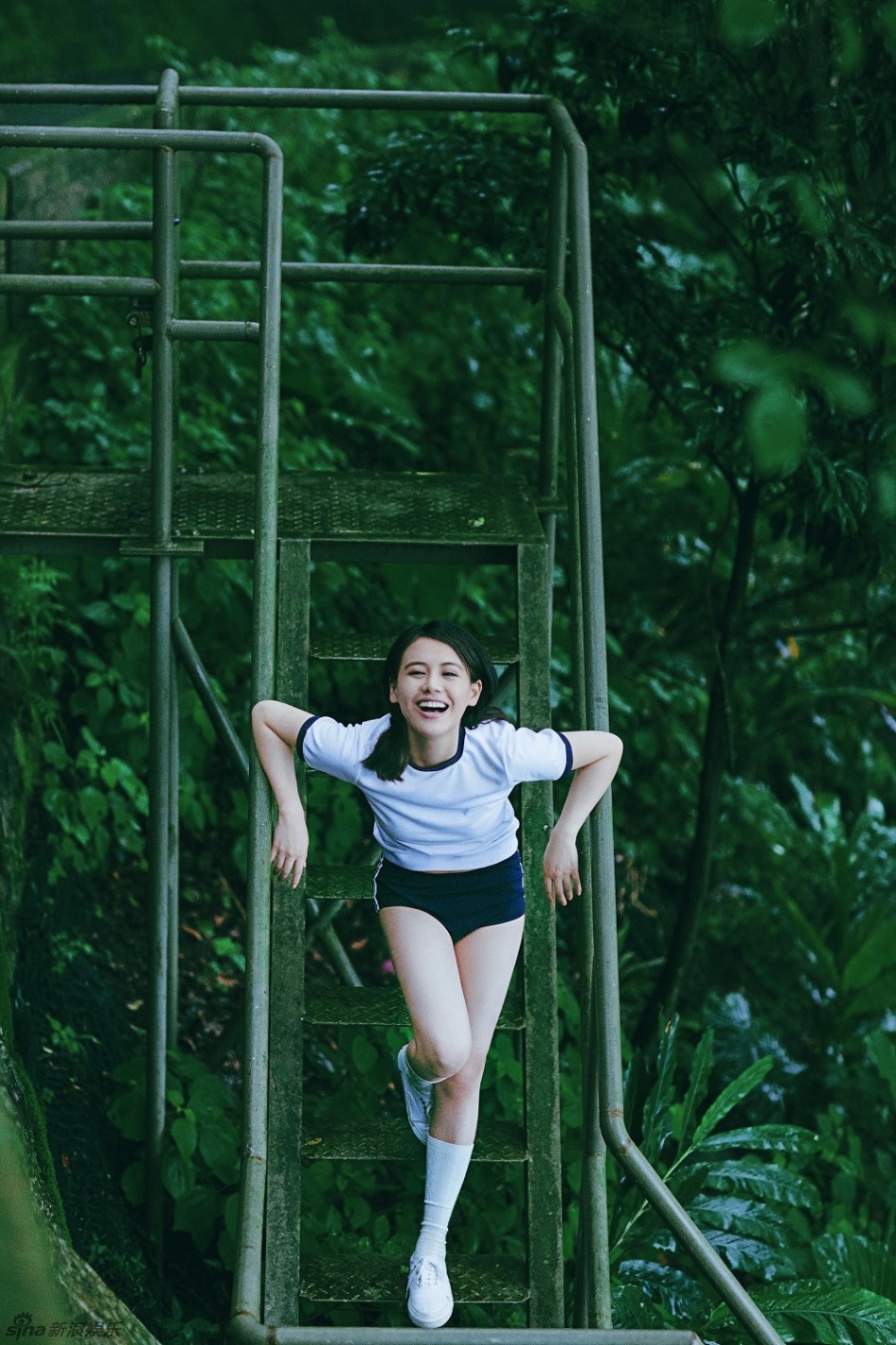 马思纯清纯化身学生妹超短裤大秀长腿