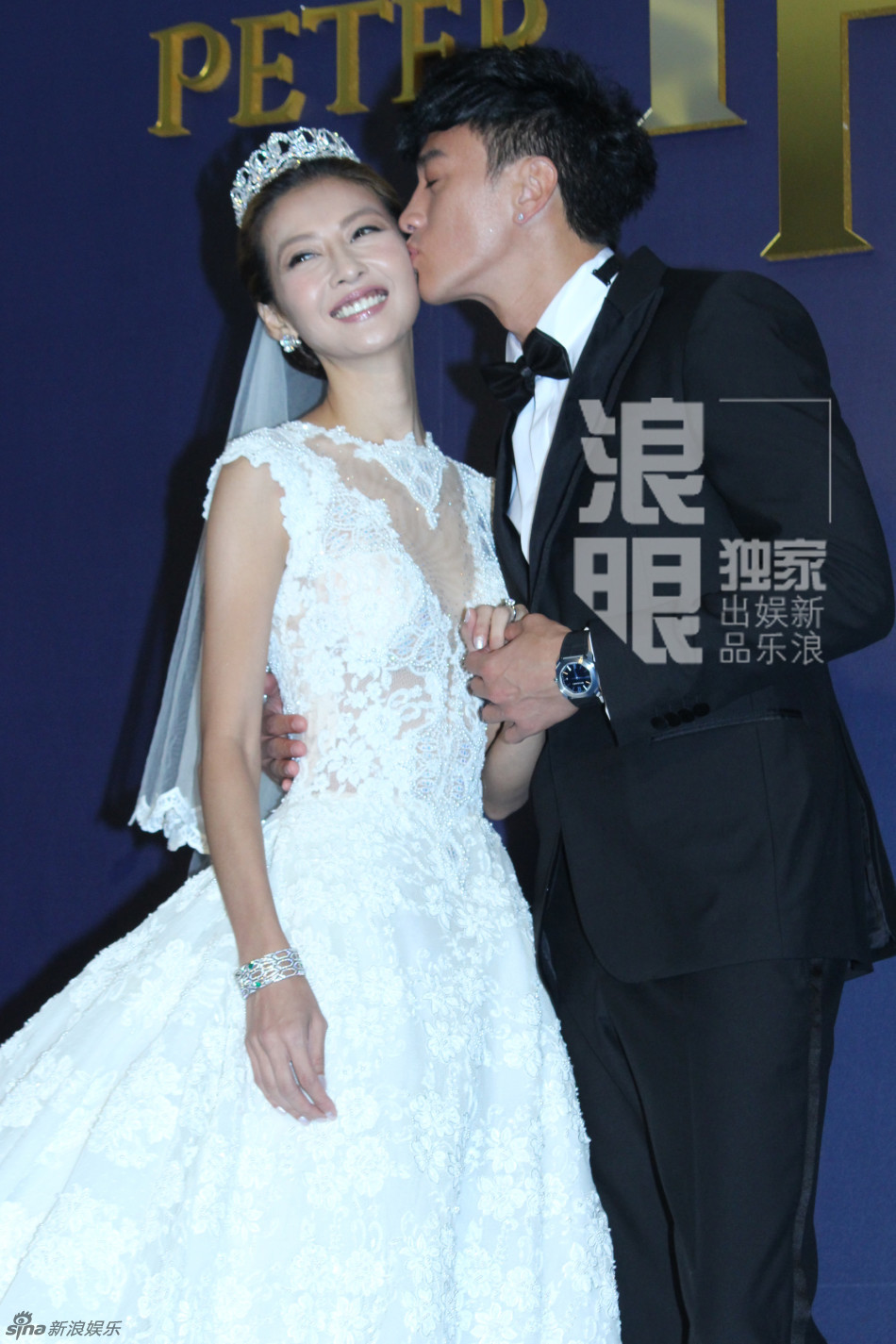 搞怪不断!何润东夫妇甜蜜拥吻 大玩自拍秀恩爱_高清图集_新浪网