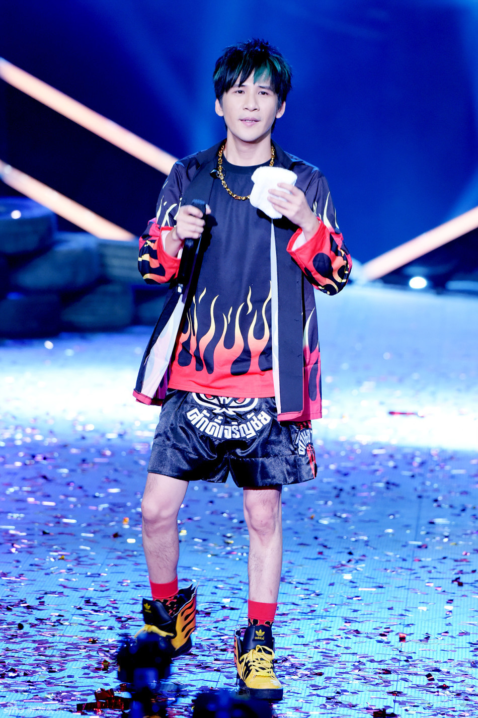 大张伟带病唱神曲气喘吁吁累倒舞台