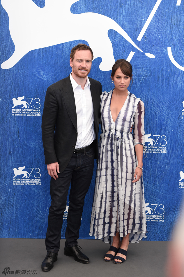 组图:法鲨携女友秀恩爱 坎妹深v裙小露性感_高清图集_新浪网