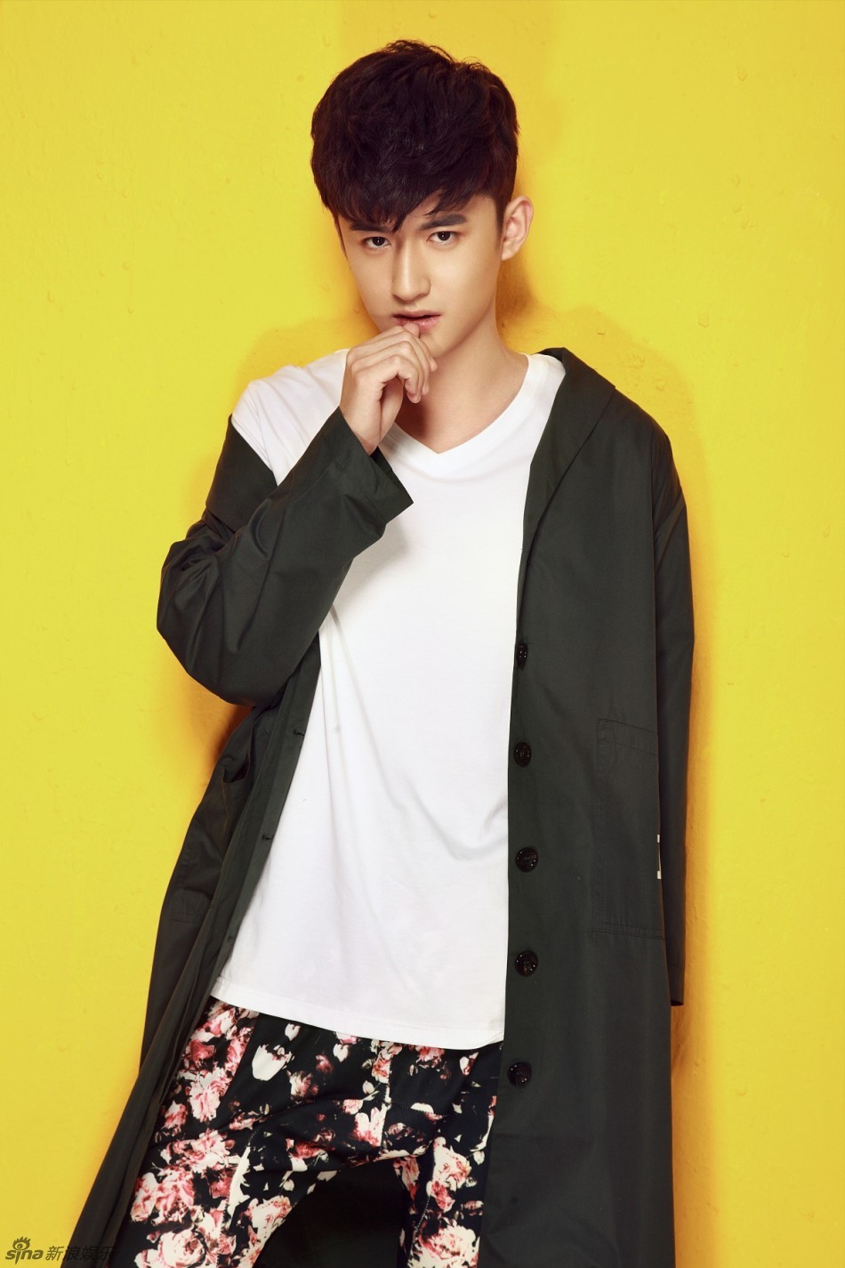 组图:高广泽演绎乐活人生 痞帅青年锁骨抢镜_高清图集_新浪网