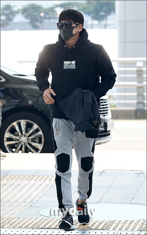 组图:池昌旭赴西班牙拍新剧 口罩墨镜遮整脸_高清图集_新浪网