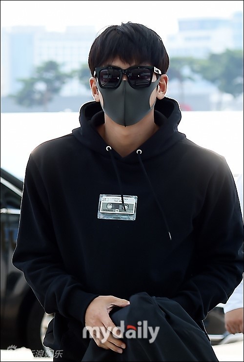 组图:池昌旭赴西班牙拍新剧 口罩墨镜遮整脸_高清图集_新浪网