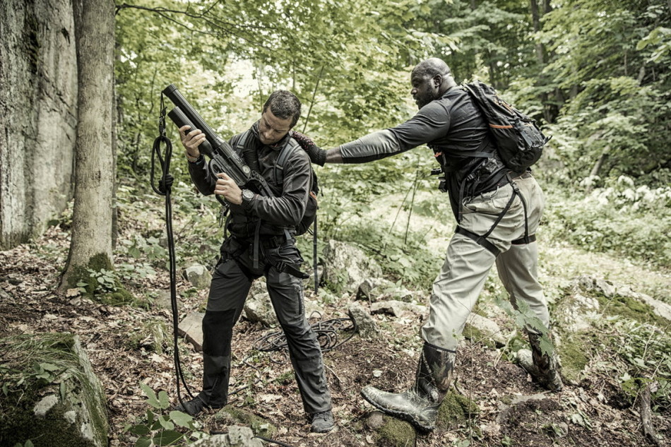 组图:贝尔带奥尼尔"荒野求生" 模仿僵尸被埋_高清图集_新浪网