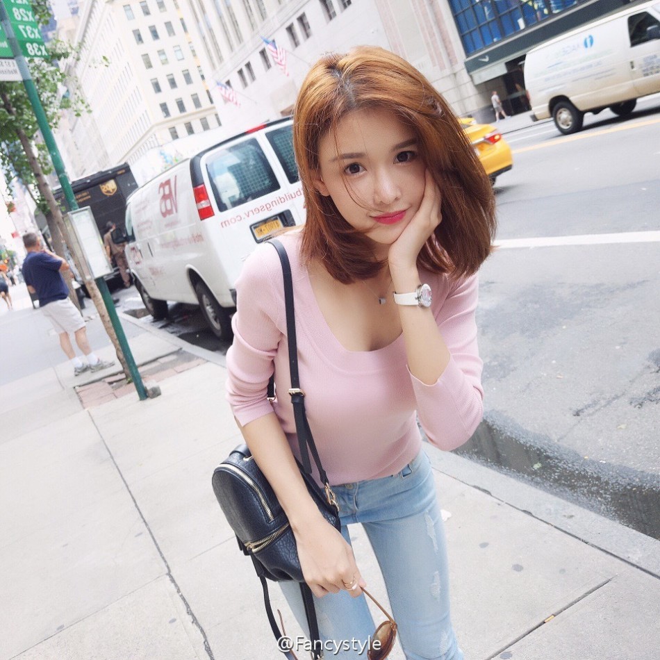 组图:网红fancy秀街拍美照 前凸后翘粉嫩迷人_高清图集_新浪网
