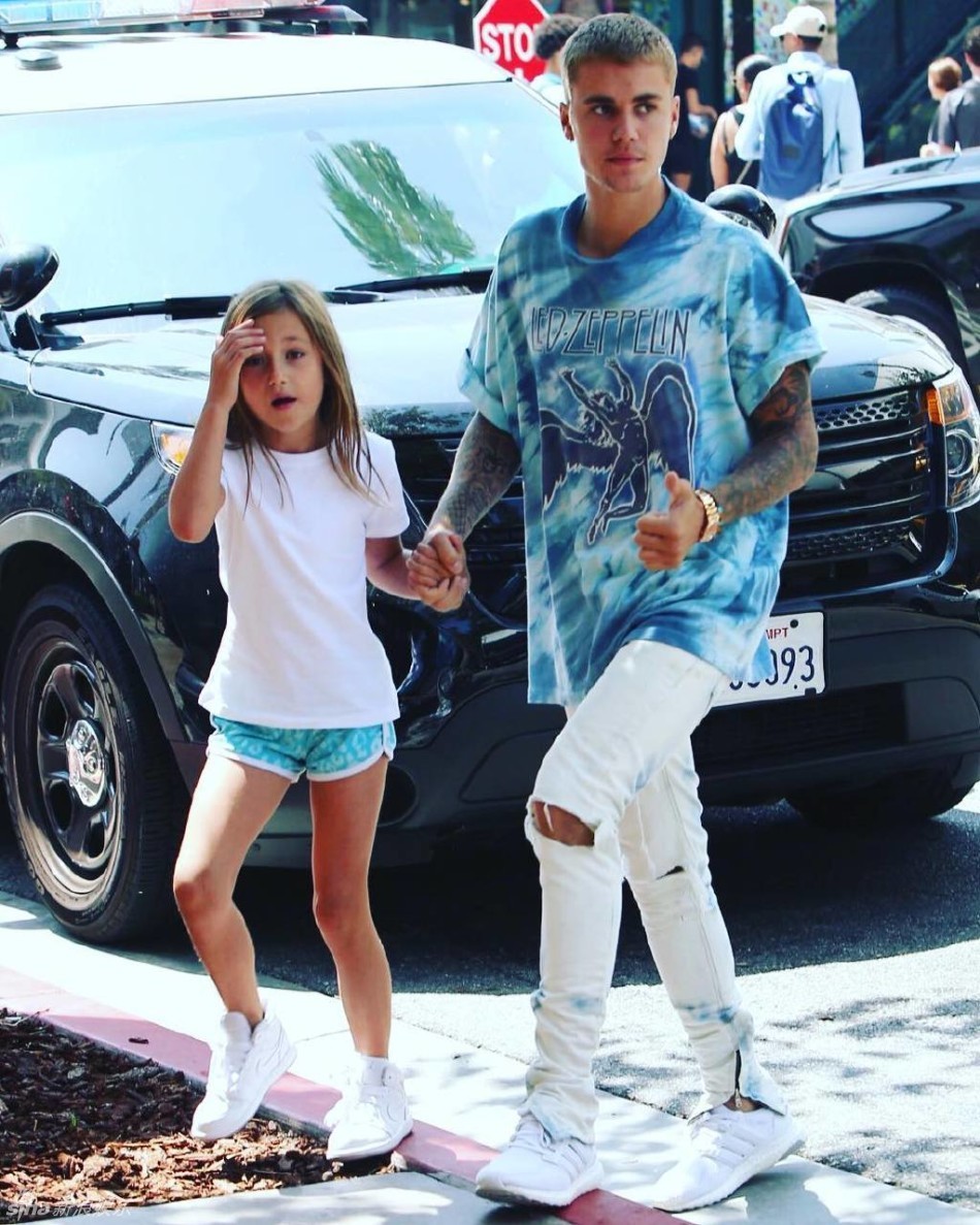 比伯携妹妹逛街哥哥力max_高清图集_新浪网