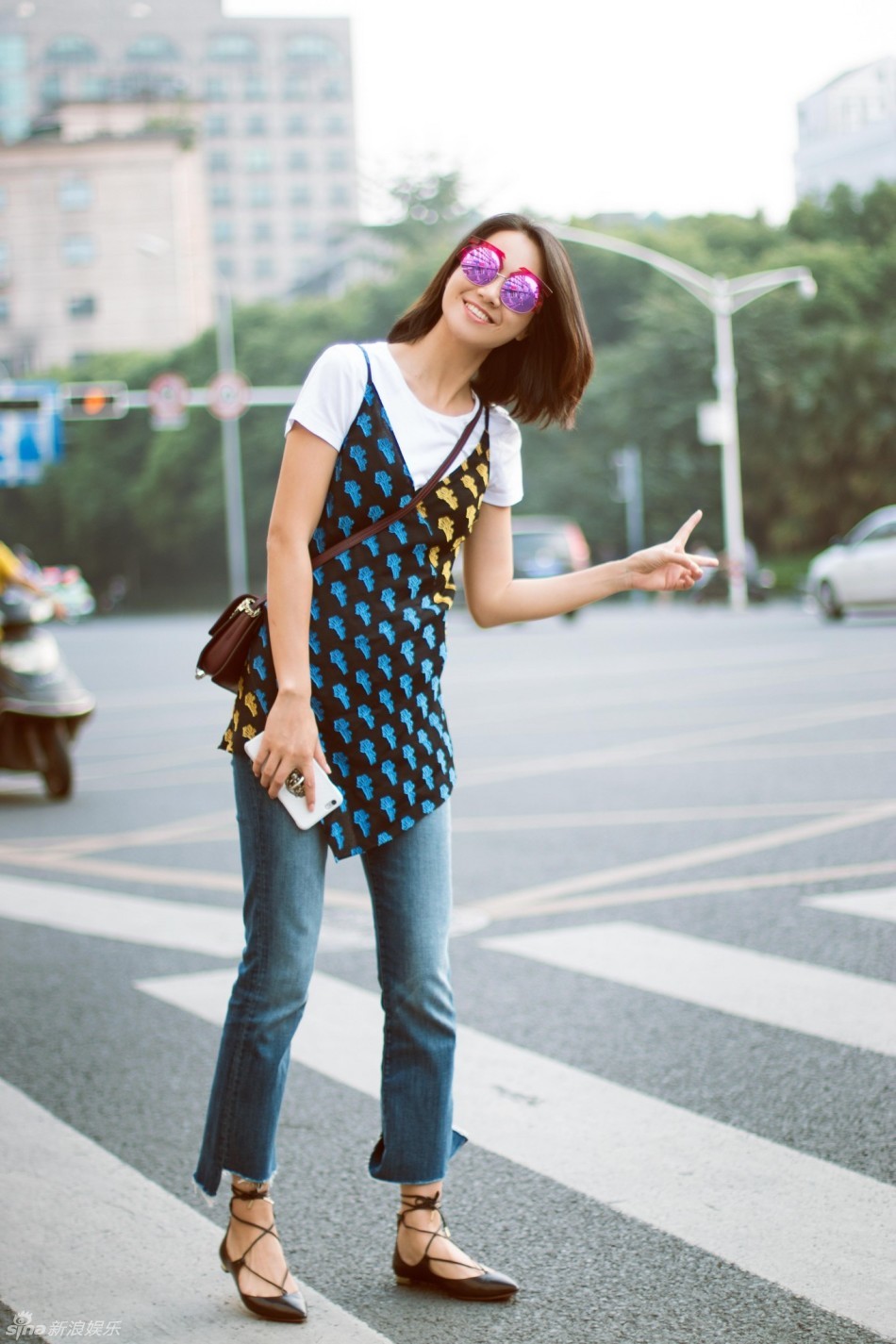 组图:朱丹白t搭吊带演绎潮人时尚 嘟嘟嘴可爱_高清图集_新浪网