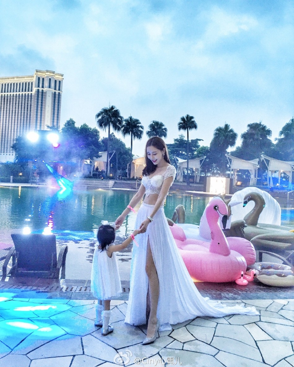 组图:网红人妻心霓儿生日秀蛮腰 老公帅气献吻_高清图集_新浪网