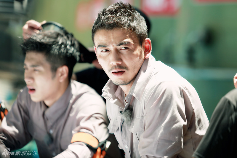 杨烁展现了神猜词技能,全程开挂连连答对,并调侃节目组:"能出点高智商