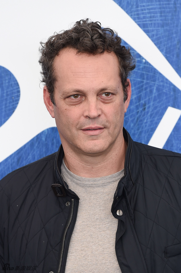 组图:加菲尔德白衬衫似翩翩少年 与吉布森卖萌_高清图集_新浪网