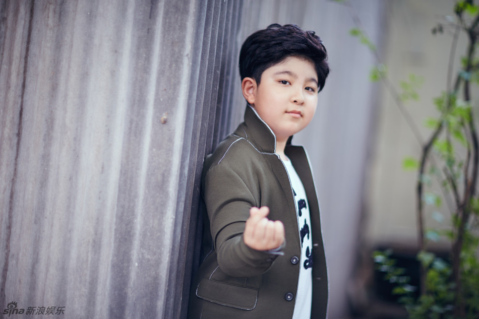 王少雍扮酷耍帅比划爱心