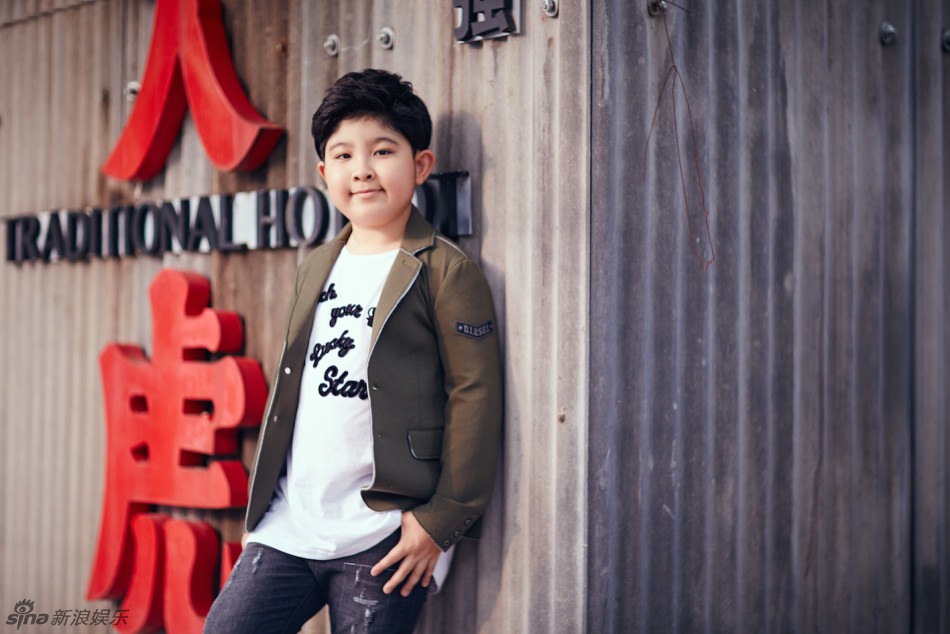 王少雍扮酷耍帅比划爱心