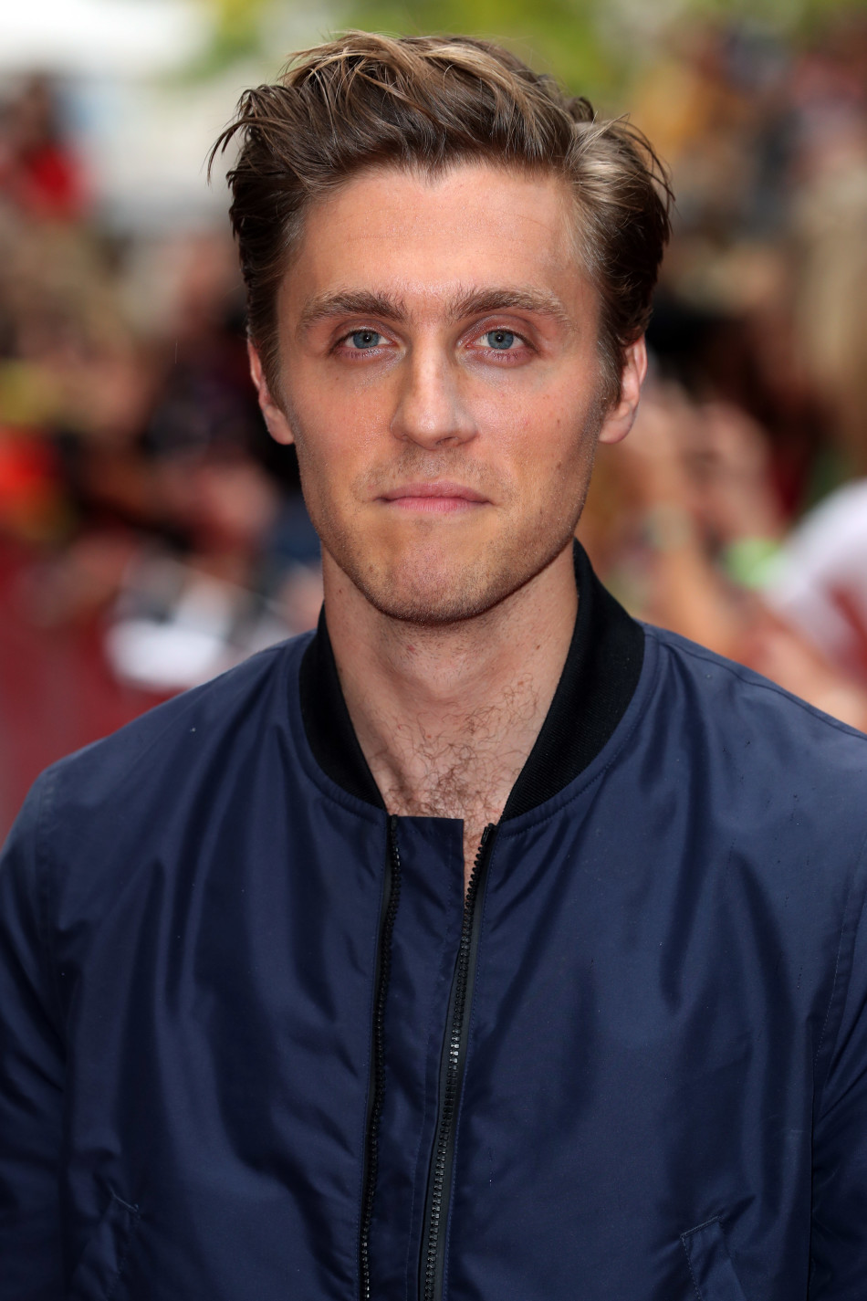 组图:甜妹子汤姆林森露白滑长腿 与爱蛋秀恩爱_高清图集_新浪网