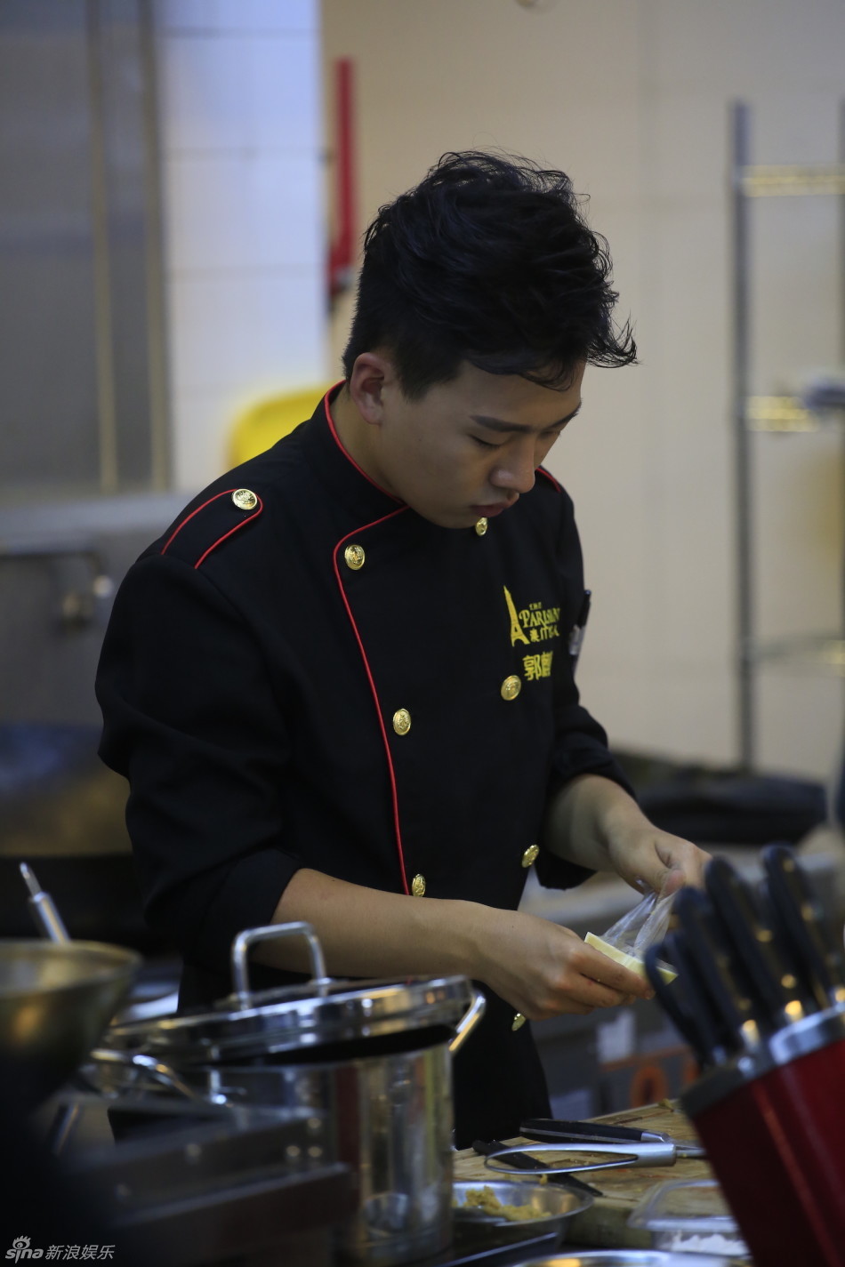 星厨3澳门半决赛 郭麒麟霸气侧漏展自信