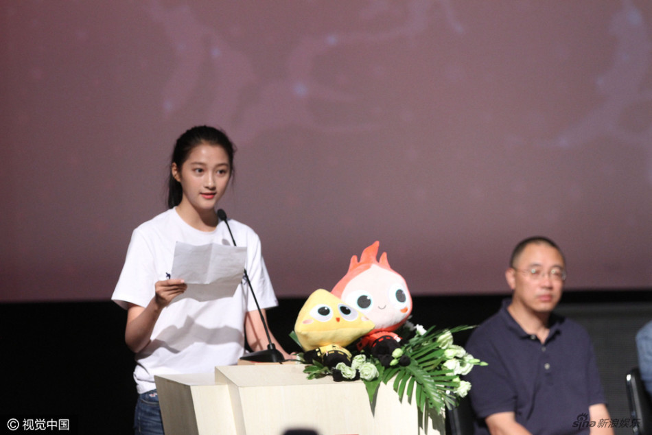 北影开学典礼关晓彤代表新生发言