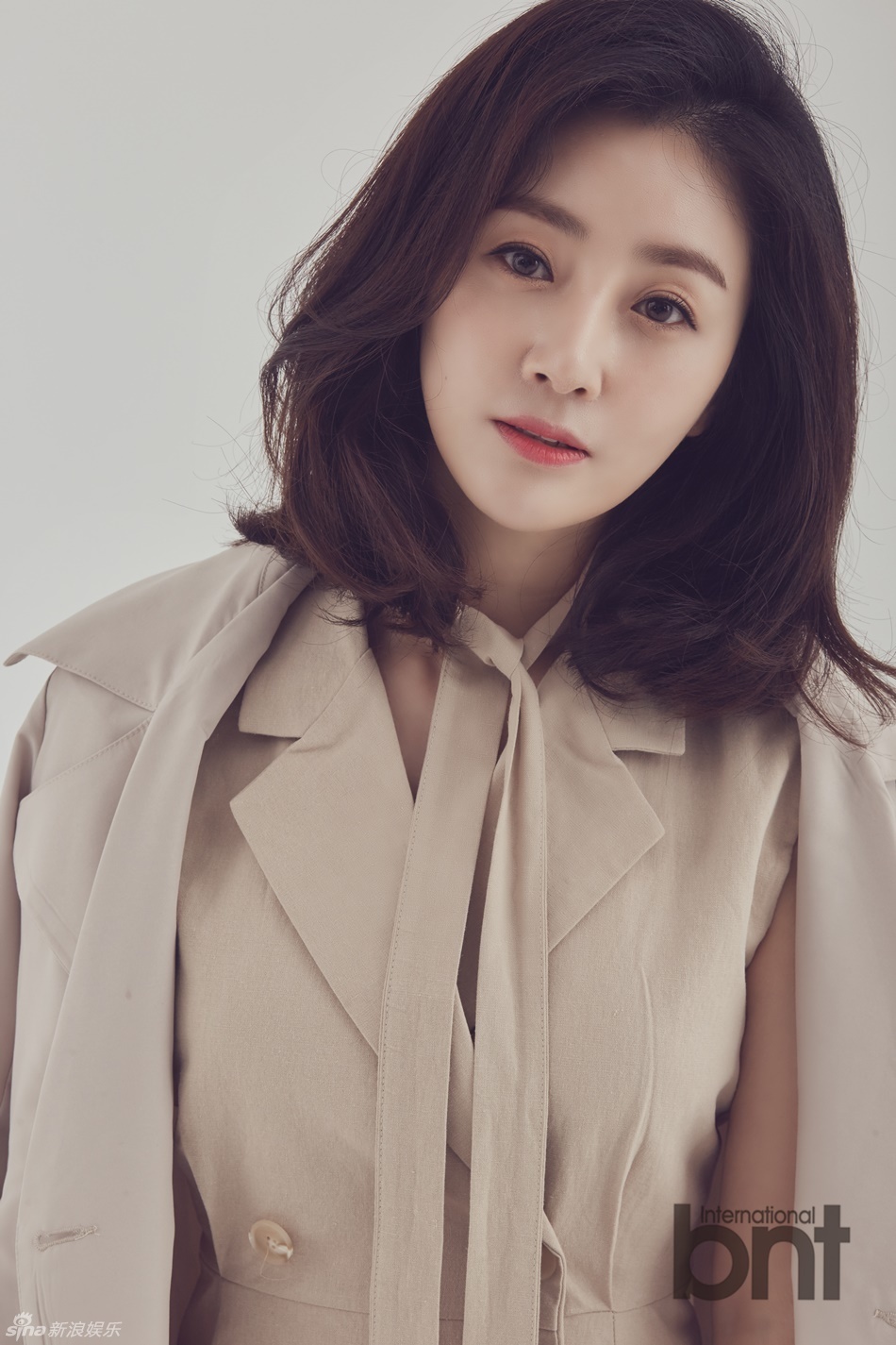 组图:韩星吴娜拉拍写真 风衣演绎秋日知性女人_高清图集_新浪网