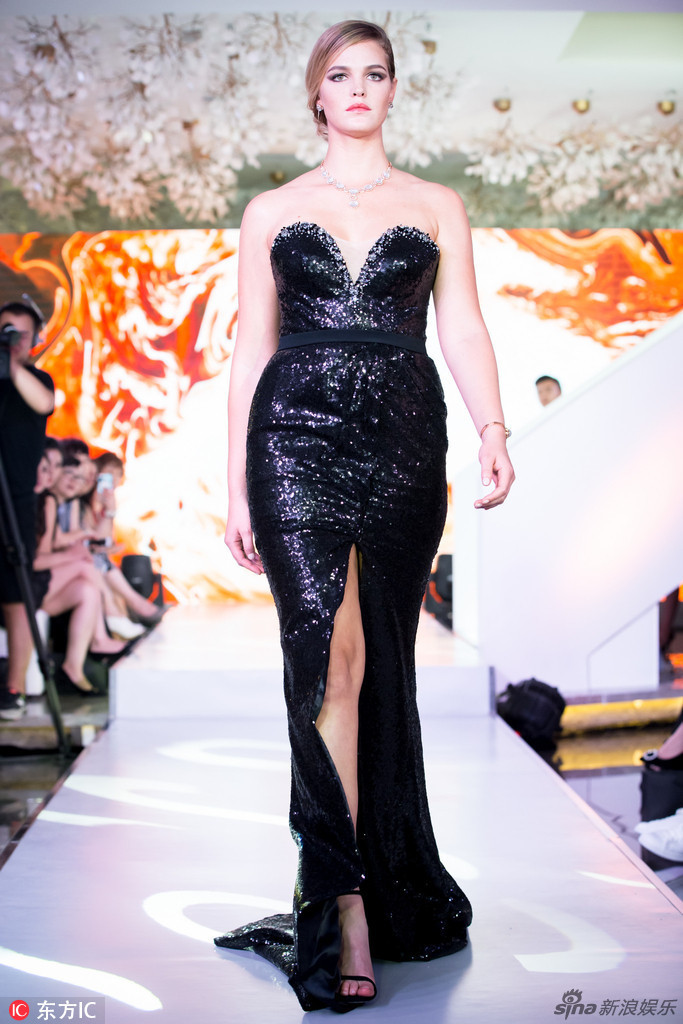 组图:维密超模中国首秀 穿v领裹胸礼服气场全开_高清图集_新浪网