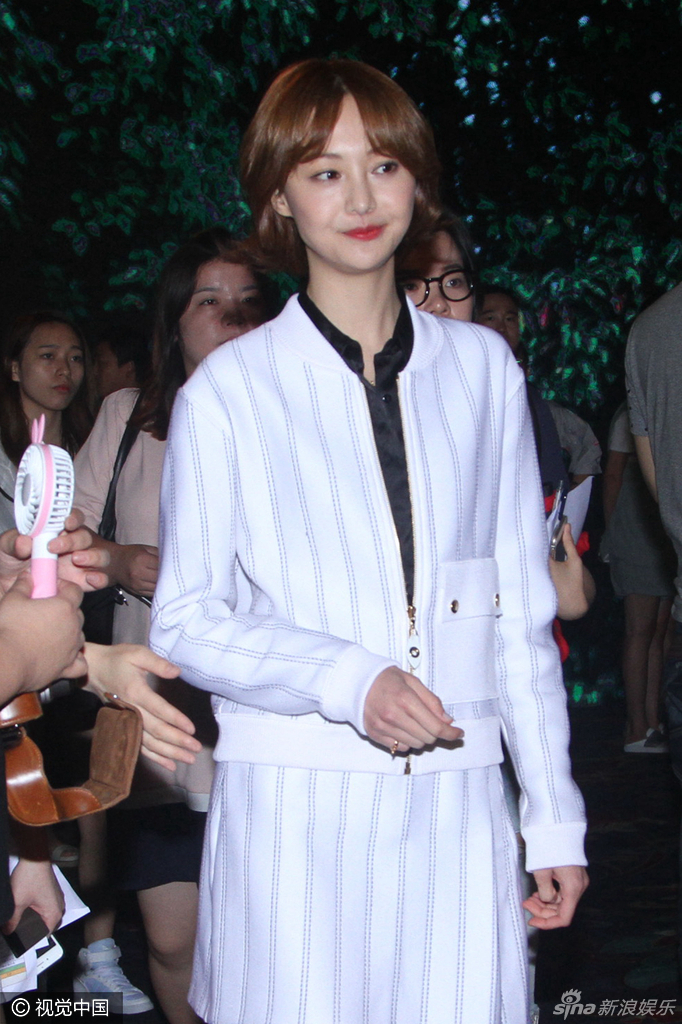 组图:郑爽唇红齿白腿纤细 遭粉丝围堵羞涩离去_高清图集_新浪网