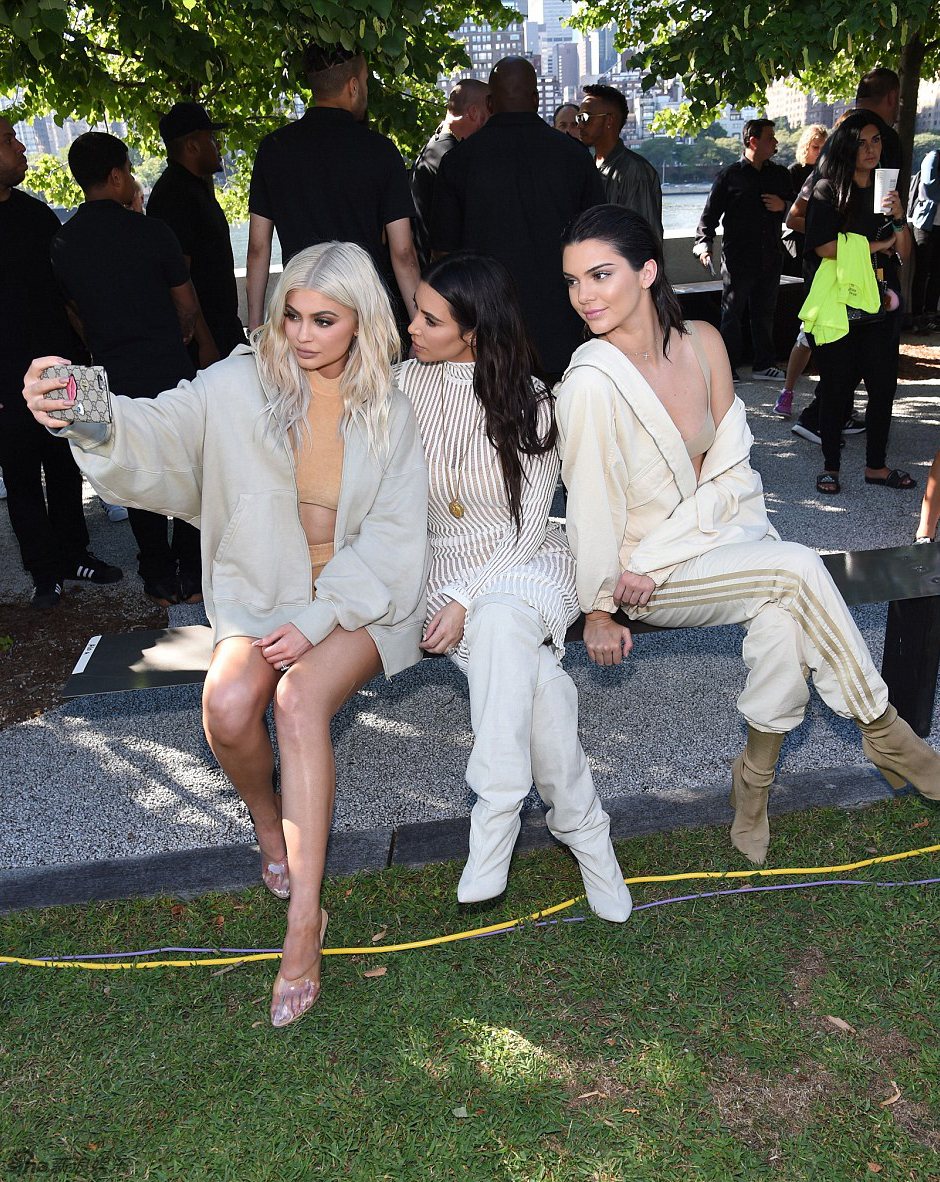 组图:卡戴珊三姐妹合体看秀 一个赛一个性感_高清图集_新浪网