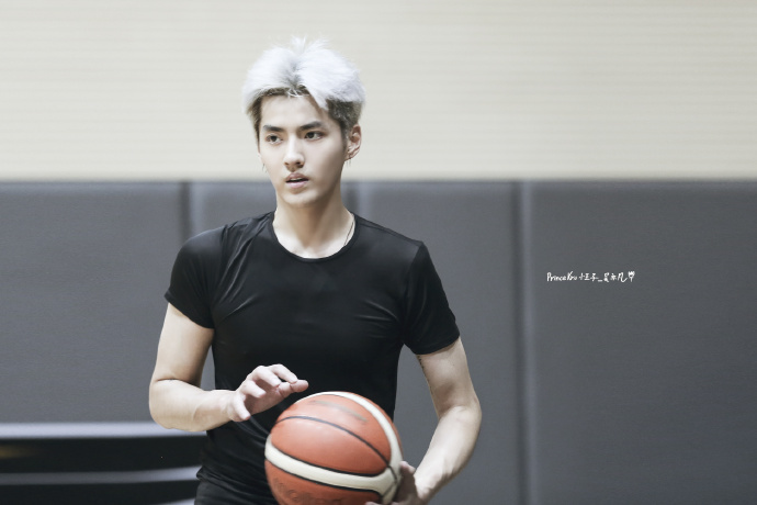 银发吴亦凡篮球场少年力满满
