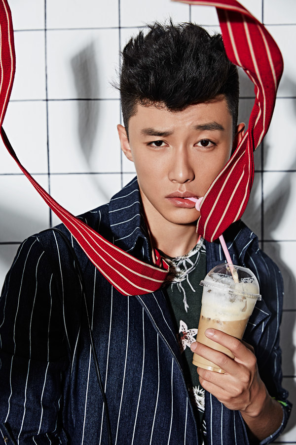 新浪娱乐讯 近日,"北京小爷"代旭推出的一组写真中,代旭身着英伦风