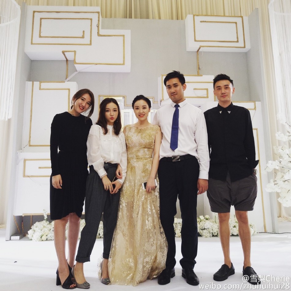 新浪娱乐讯 日前,王思聪前女友雪梨出席闺蜜婚礼并担任伴娘,自带抢镜