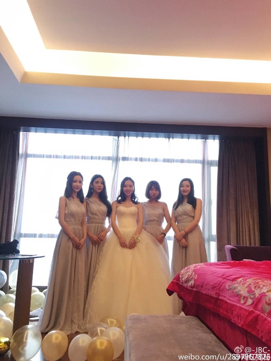 新浪娱乐讯 日前,王思聪前女友雪梨出席闺蜜婚礼并担任伴娘,自带抢镜