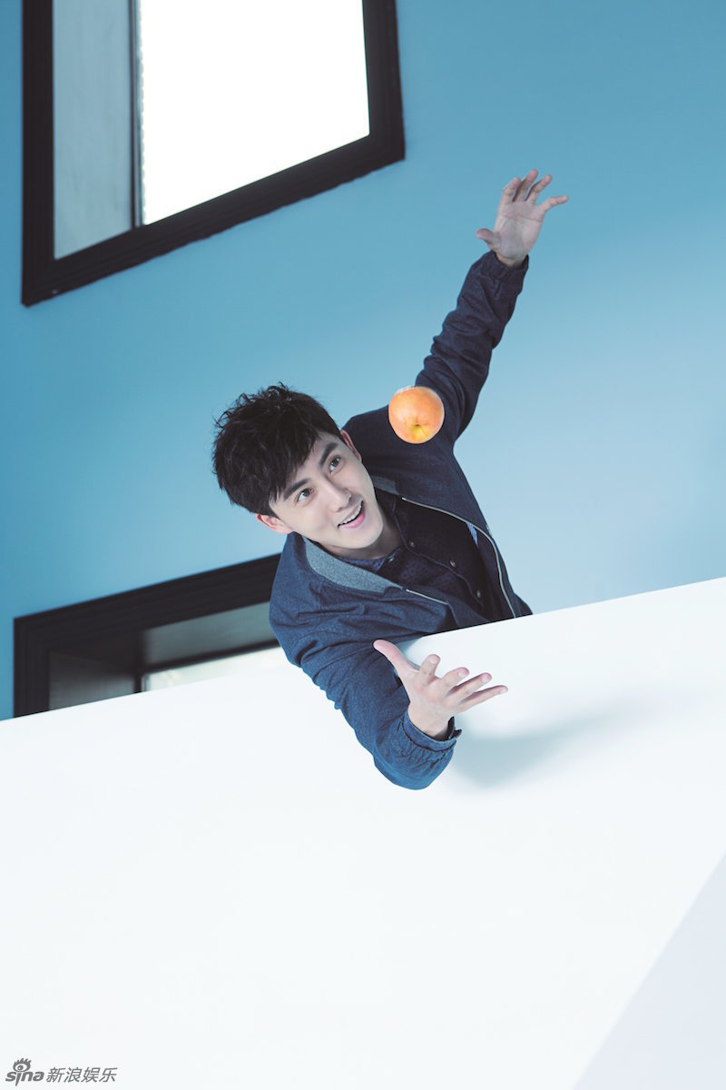 组图:张睿阳光逗趣吃水果 优雅绅士表情搞怪_高清图集_新浪网