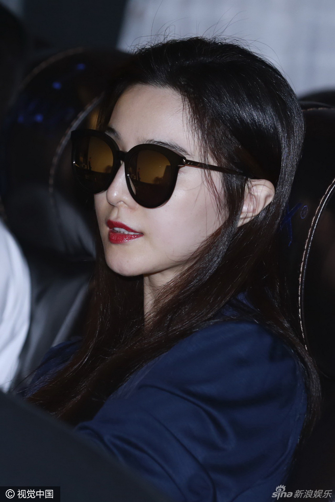 范冰冰戴墨镜观电影首映 女王范儿十足