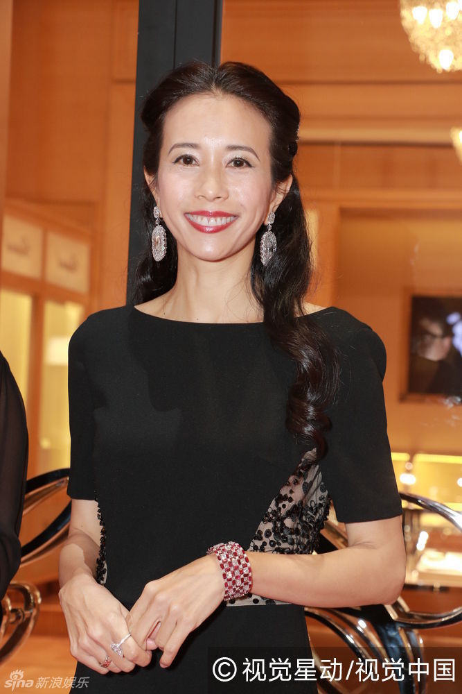 组图:莫文蔚黑裙现身光彩照人 大赞老公很浪漫_高清图集_新浪网