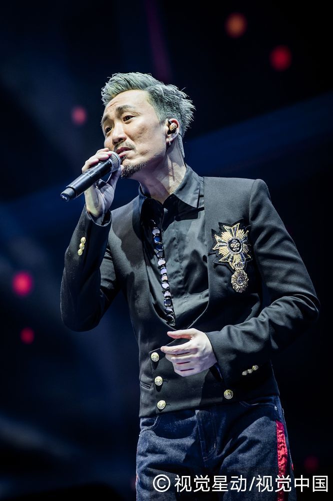 组图:郑中基澳门开唱 五岁女儿上台献花送惊喜_高清图集_新浪网