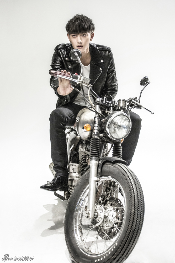 组图:告别表情包!黄子韬机车皮衣酷帅man爆_高清图集_新浪网