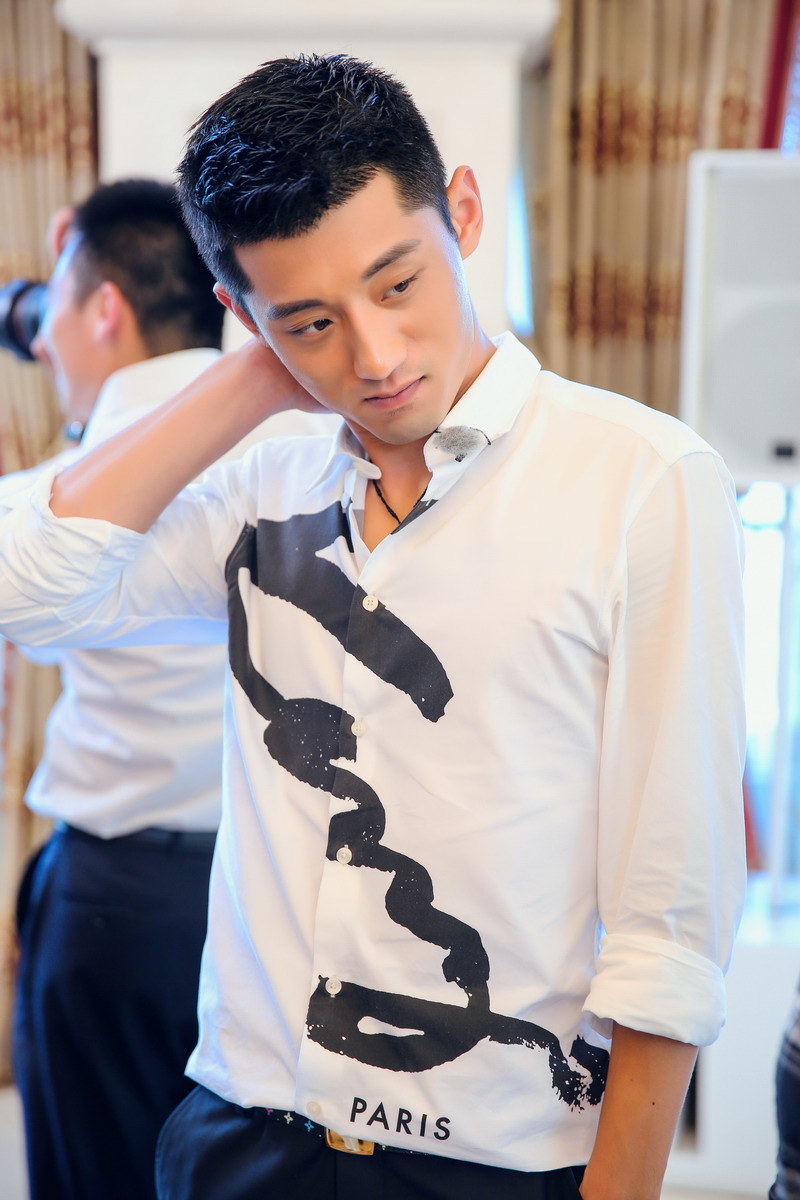 组图:《我们》张继科笑容太苏!吃东西显呆萌_高清图集_新浪网