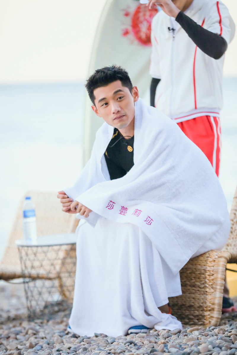 组图:《我们》张继科笑容太苏!吃东西显呆萌_高清图集_新浪网