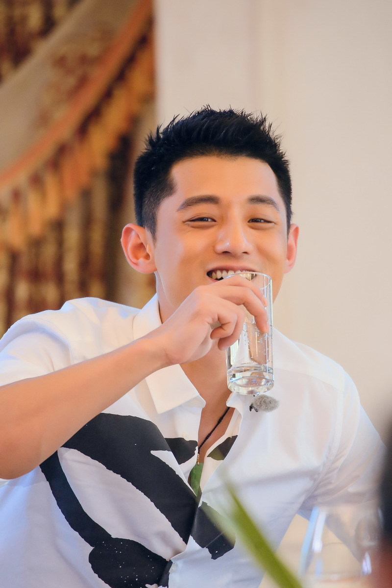 组图:《我们》张继科笑容太苏!吃东西显呆萌_高清图集_新浪网