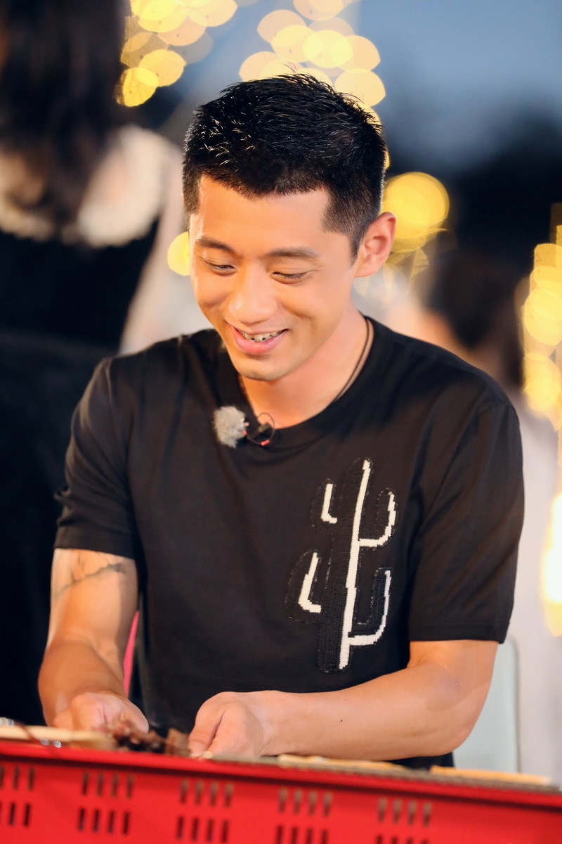 组图:《我们》张继科笑容太苏!吃东西显呆萌_高清图集_新浪网