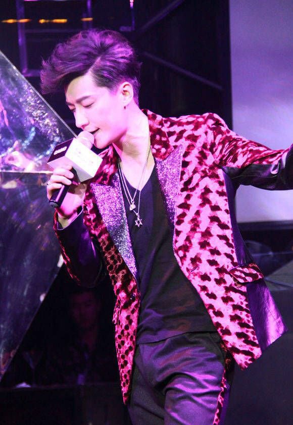 新浪娱乐讯 乔任梁在上海身亡,年仅28岁,经纪公司证实其死讯.