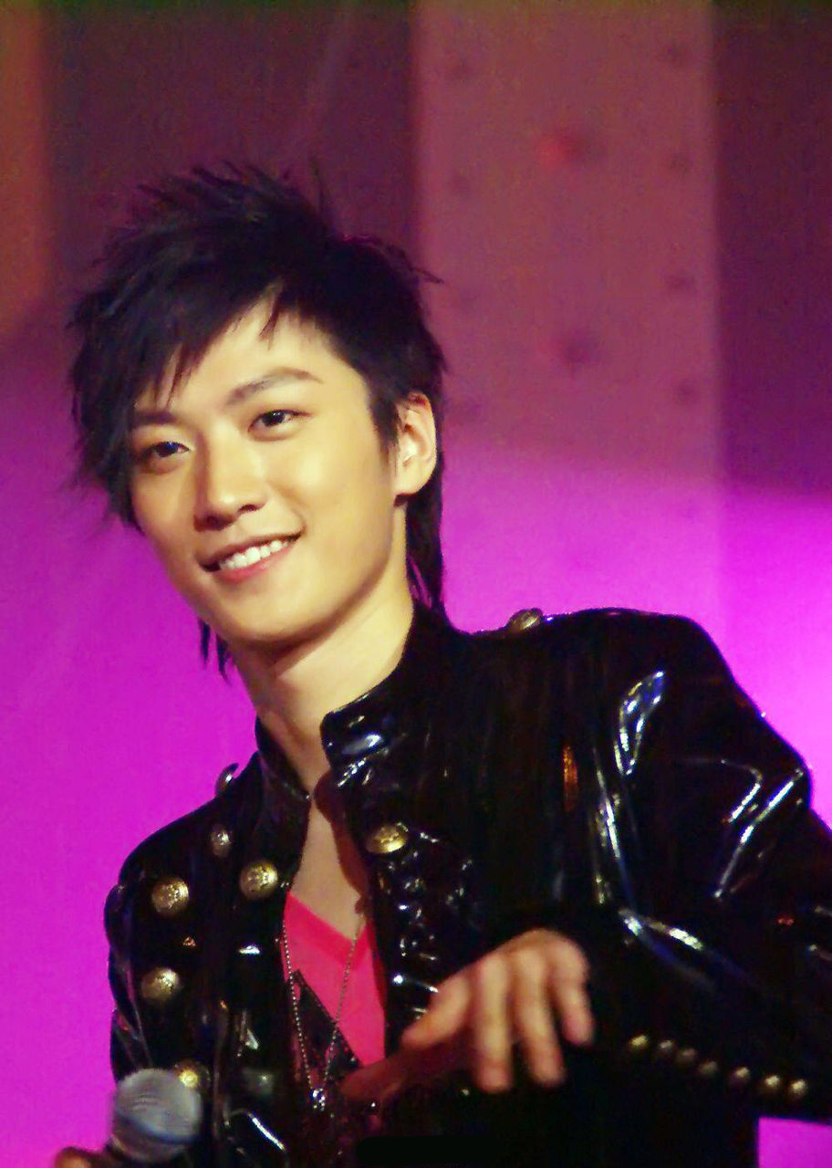 乔任梁曾获加油好男儿亚军,昔日舞台照及作品回顾.