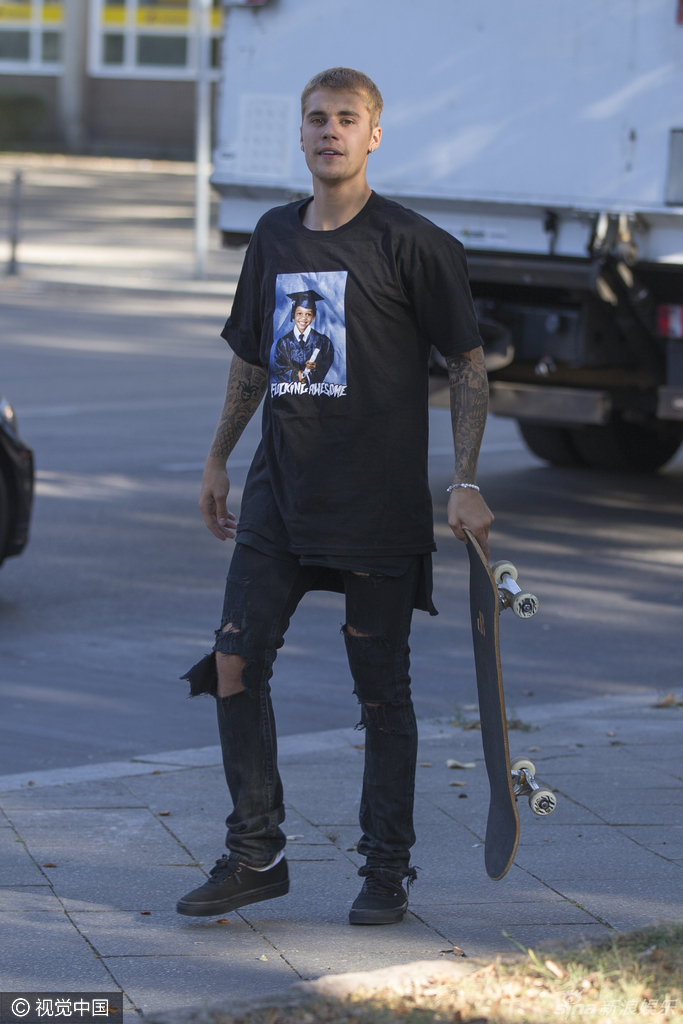 德国柏林,日前,贾斯汀-比伯(justin bieber)与友外出玩滑板,对镜头
