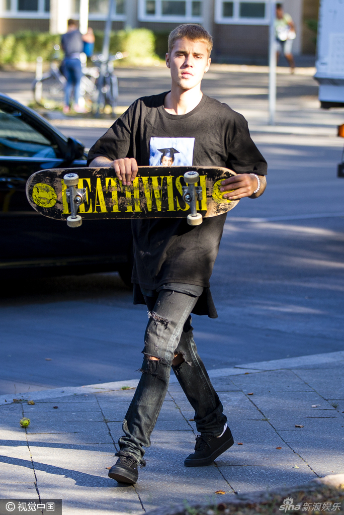 德国柏林,日前,贾斯汀-比伯(justin bieber)与友外出玩滑板,对镜头