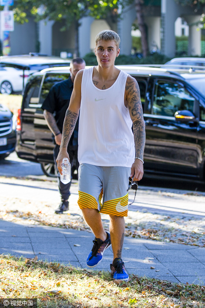 组图:比伯玩滑板腾空炫技扮酷 型男力max_高清图集_新浪网