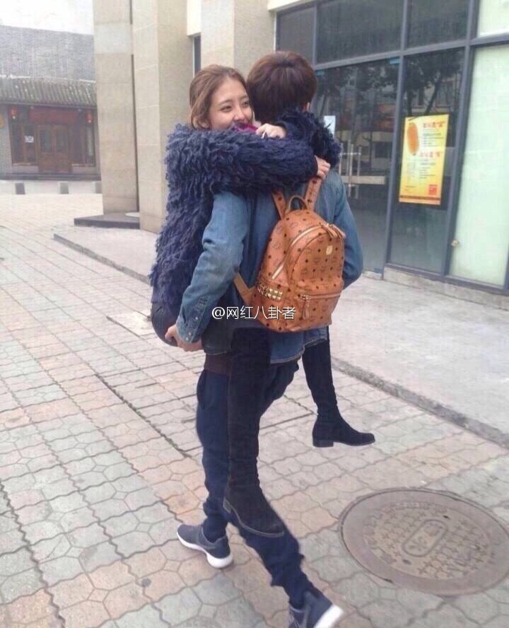 豆得儿与马若虚大方晒亲吻照