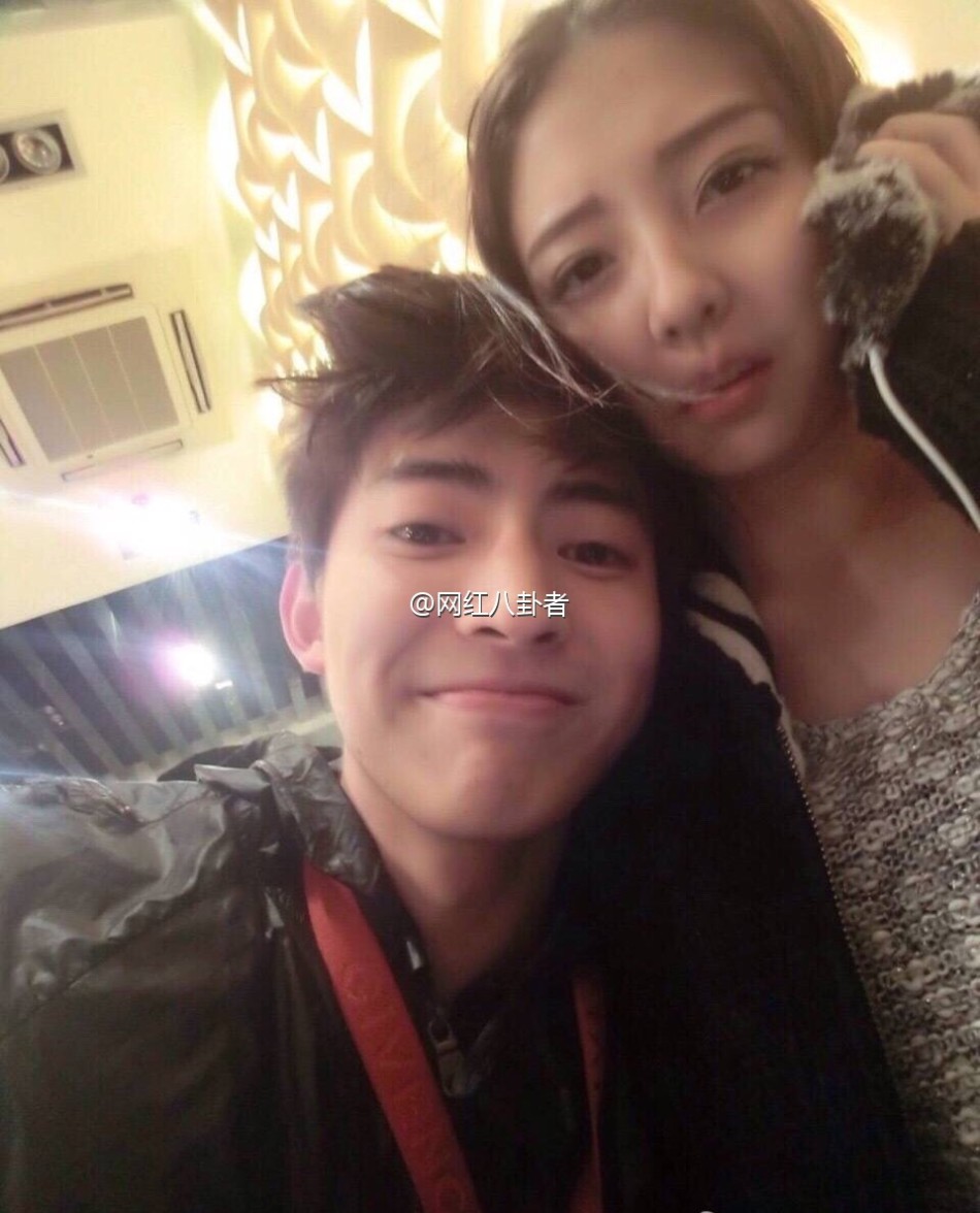 豆得儿与马若虚大方晒亲吻照