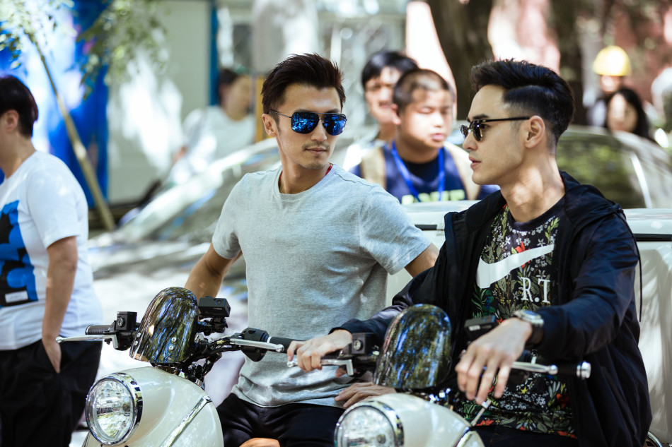 组图:最帅外卖小哥!阮经天谢霆锋合体送餐_高清图集_新浪网