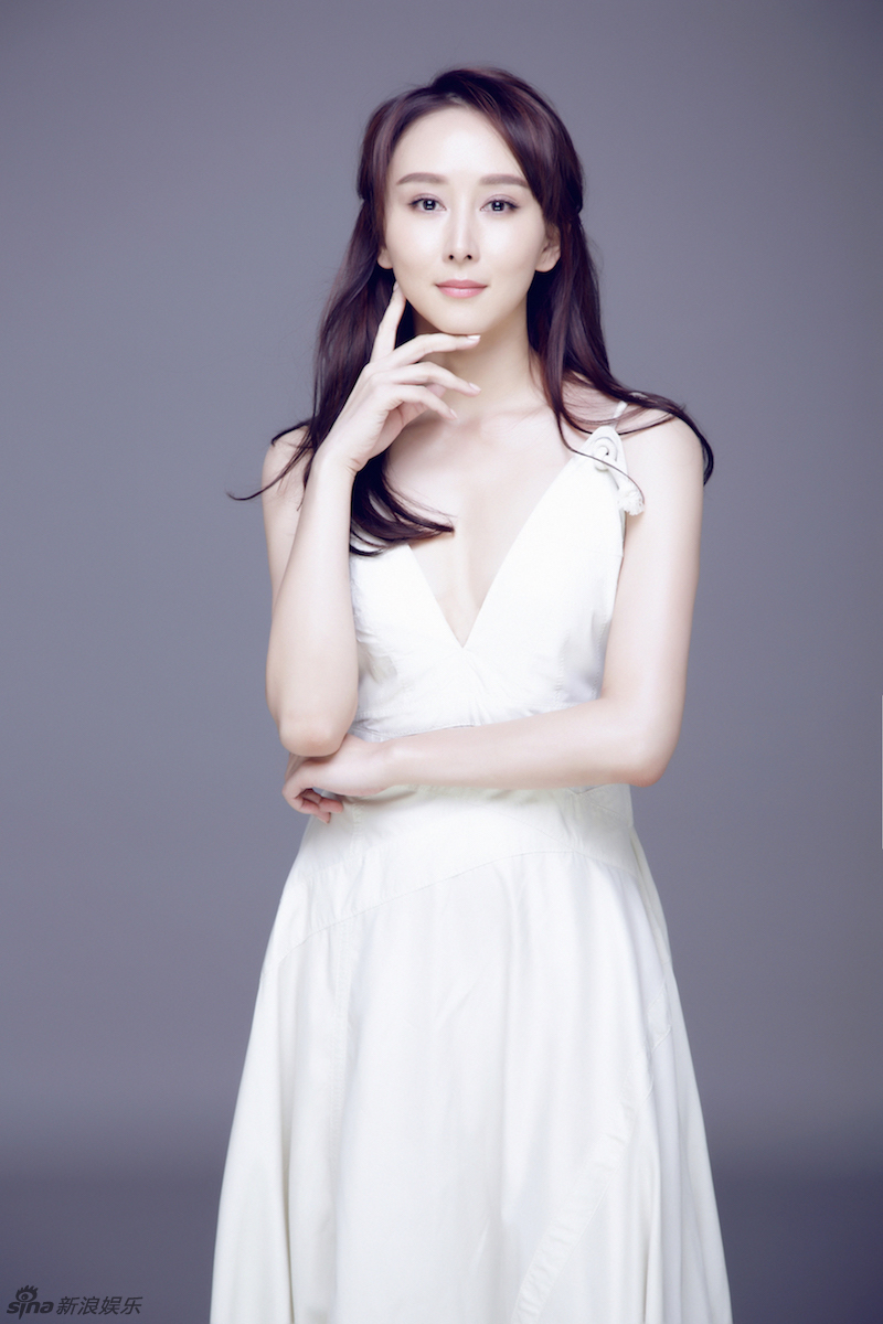 组图:胡静白裙深v秀美胸 嫣然巧笑性感清新_高清图集_新浪网