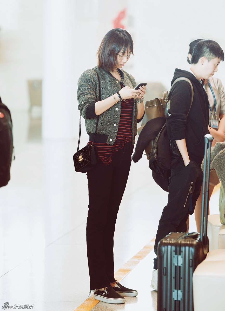 组图:白百何机场长腿抢镜 素颜圆眼镜随性呆萌_高清图集_新浪网