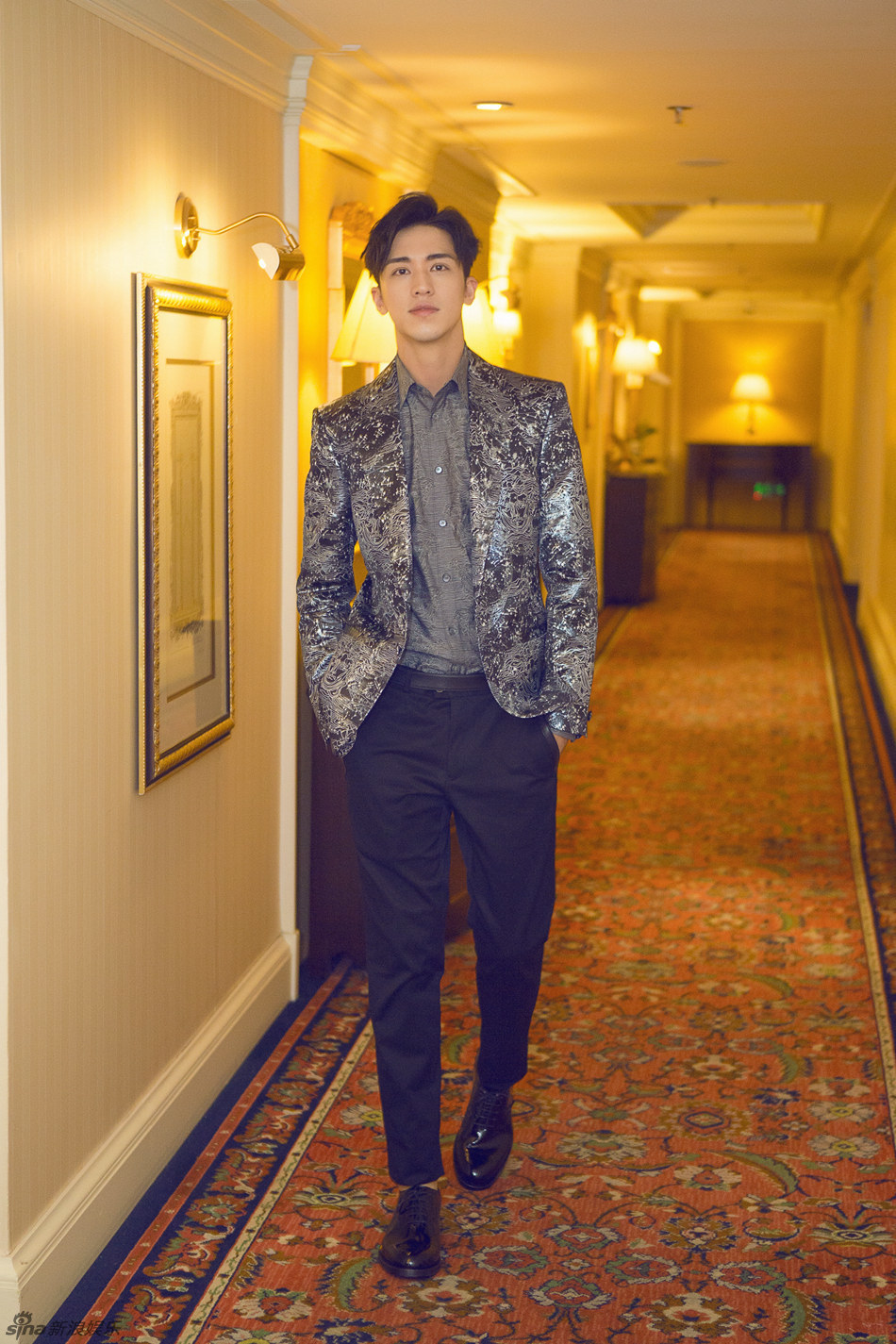 组图:花样美男!许魏洲星空西装帅气有型_高清图集_新浪网