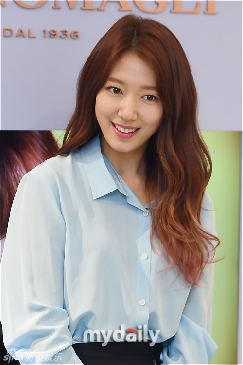 组图:朴信惠蓝衣黑裙清新大方 低头甜笑迷人_高清图集_新浪网