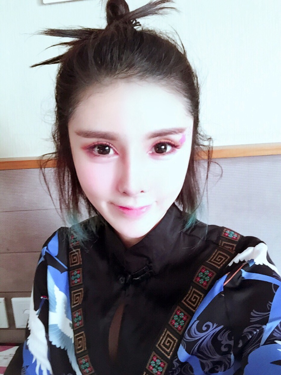 网红鼻祖沉珂亮相某盛典活动